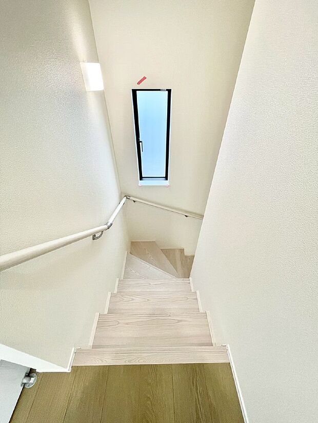 階段には手すりがあり、小さなお子様やお年寄りの方にも安心です。