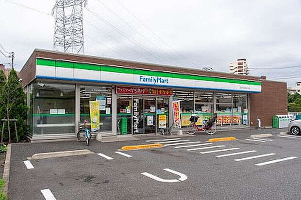 コンビニ 100m ファミリーマート 足立中央本町四丁目店