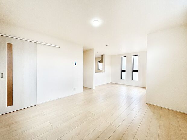 ナチュラルテイストの優しく柔らかい色使いのフローリングが素敵なリビングですね。