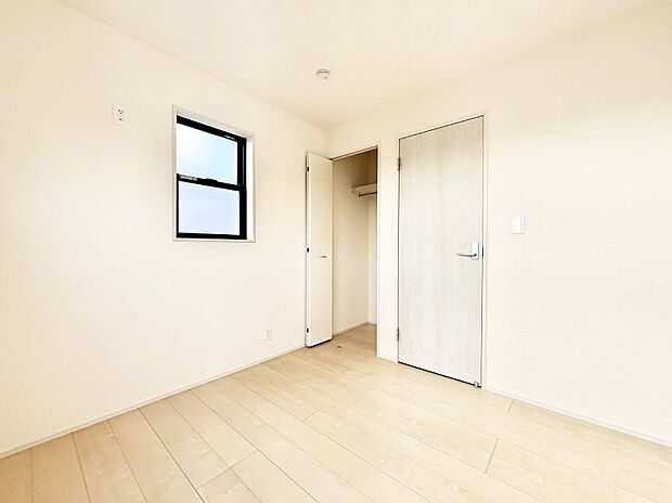 お子さまのお部屋としても!衣類の整理整頓に便利なクローゼット付きの洋室。