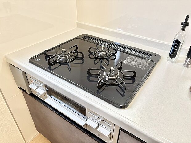 ガスコンロはSiセンサー搭載。火力調節や焦げ付き・消し忘れも防いでくれます。