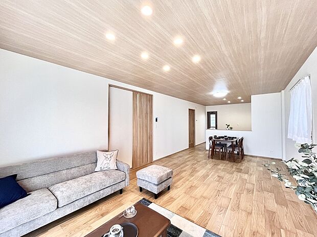 ご家族の賑やかな話し声で包まれる明るいリビング