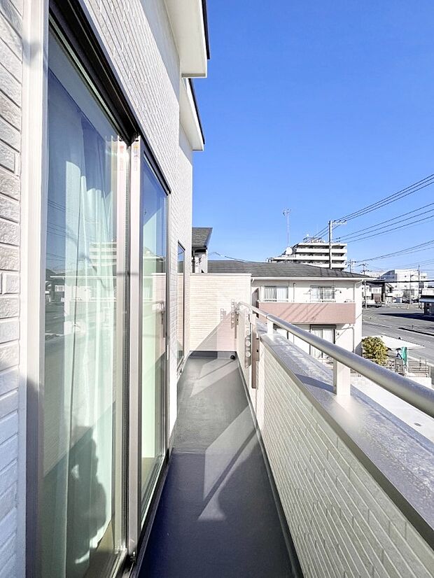 ゆったりバルコニーだから沢山お洗濯ものを干せます。