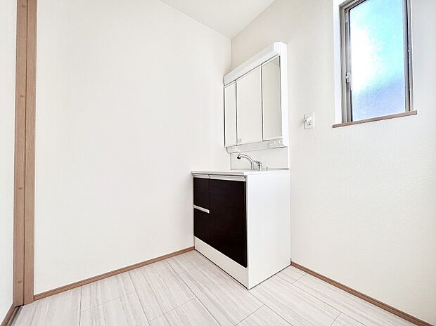 清潔感のある快適空間です。毎日の身支度も気持ち良くお使い頂けます。 