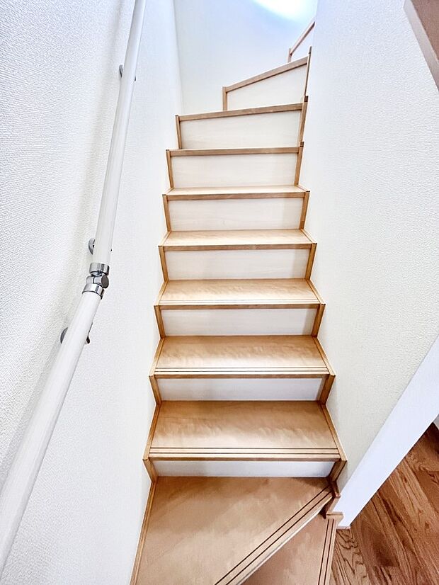 安全性を考慮し階段には手すりを設置しています