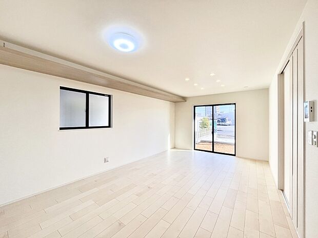 ご家族の賑やかな話し声で包まれる明るいリビング  