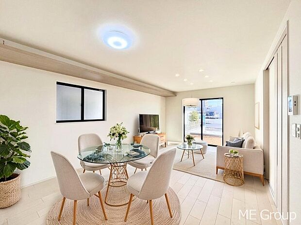 ご家族の賑やかな話し声で包まれる明るいリビング  ※家具はCGです