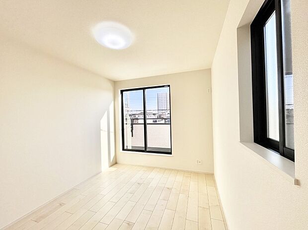 窓からのやさしい光が心地よいプライベートルーム