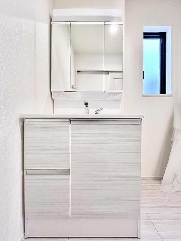 大きく見やすい三面鏡で清潔感ある洗面台は、身だしなみチェックや肌のお手入れにおすすめです。 