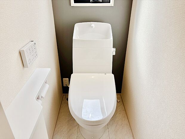 清潔感あるシャワートイレ。小窓から光が注ぎ込みます!