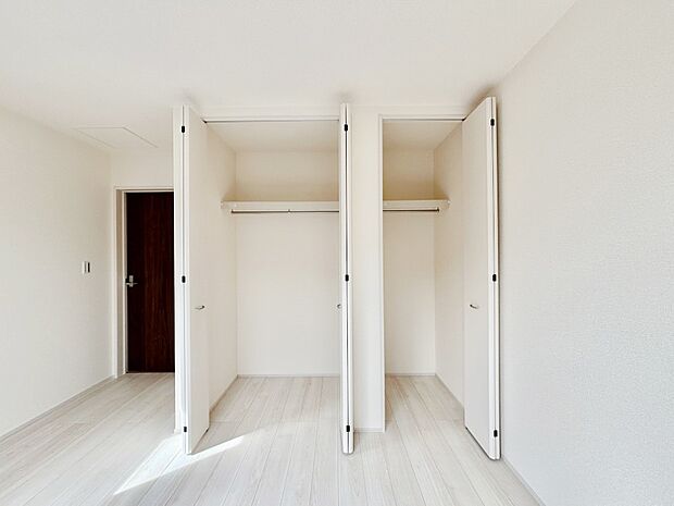 洋室のクローゼット。奥行きがあるので厚手の衣類もすっきり収まります。