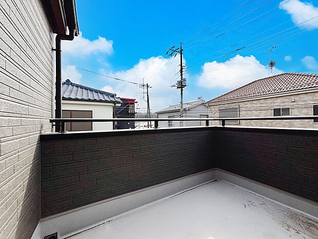 ゆったりバルコニーだから沢山お洗濯ものを干せます。