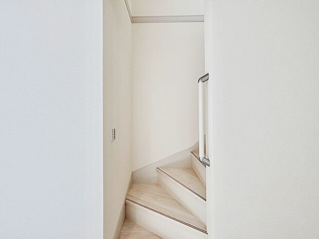 安全性を考慮し階段には手すりを設置しています