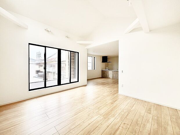 ナチュラルテイストの優しく柔らかい色使いのフローリングが素敵なリビングですね。