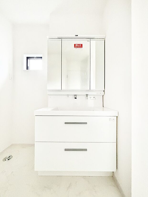 スタイリングに便利な三面鏡、ミラーキャビネットで細かい物スッキリ