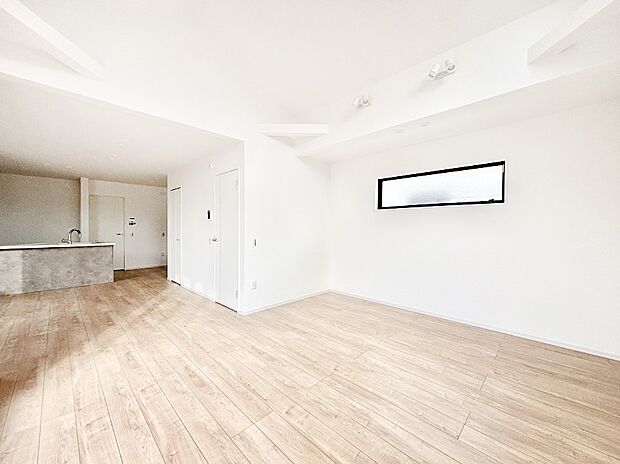 25帖のゆとりあるリビング。家族が集まるリビングは床暖房付きで快適です。