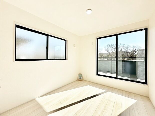 明るいバルコニーサイドに洋室を設置。目覚めの良い寝室に。