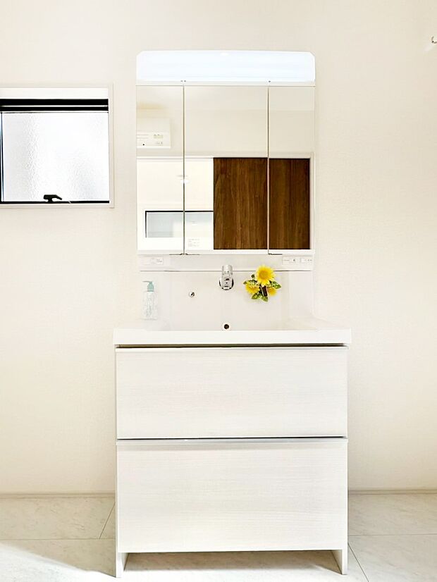 スタイリングに便利な三面鏡、ミラーキャビネットで細かい物スッキリ