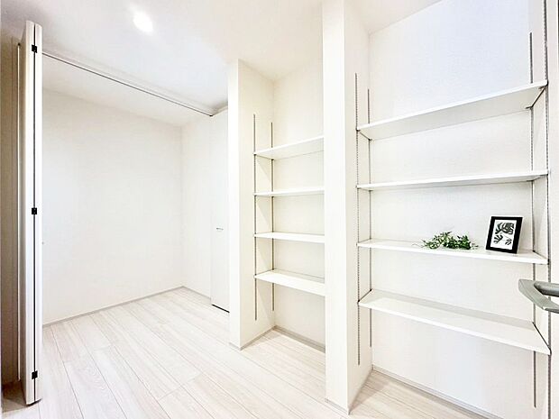 キッチンにはパントリー！食材のストックはもちろん、日用品の収納など使い方はいろいろ！