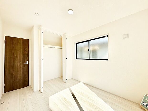 やさしい光がさしこむ居室はしっかり収納付き