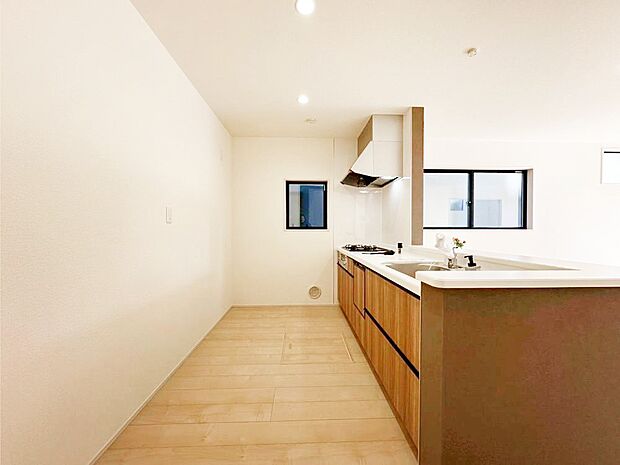 爽やかな風が通り抜けるキッチン。窓があるので明るく換気にも役立ちます。