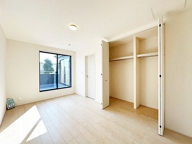 やさしい光がさしこむ居室はしっかり収納付き