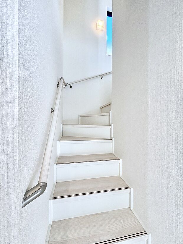 安全性を考慮し階段には手すりを設置しています