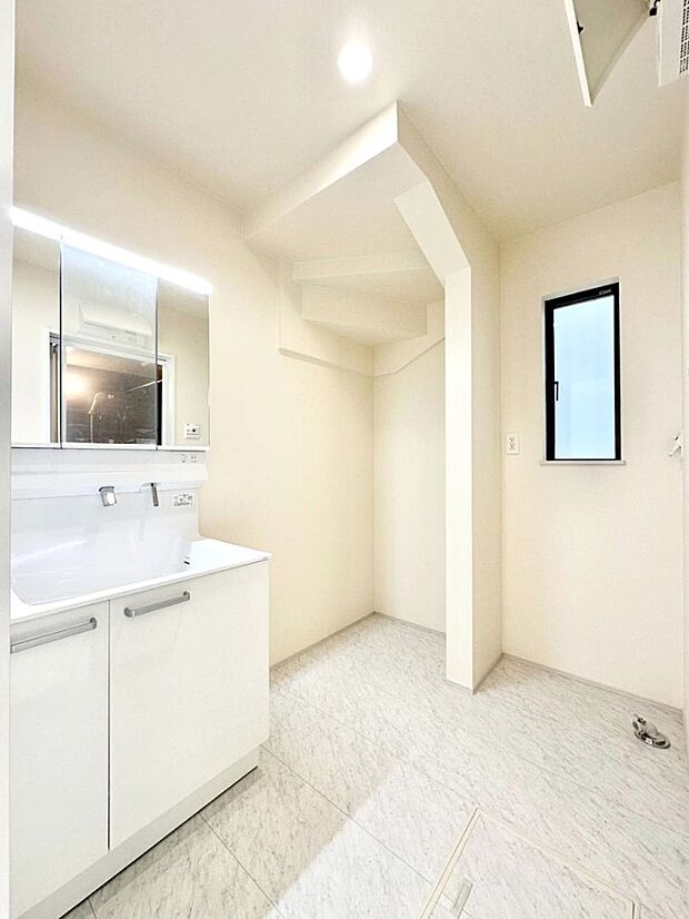 明るい洗面所は毎朝の身支度も楽しくできちゃいそうです。