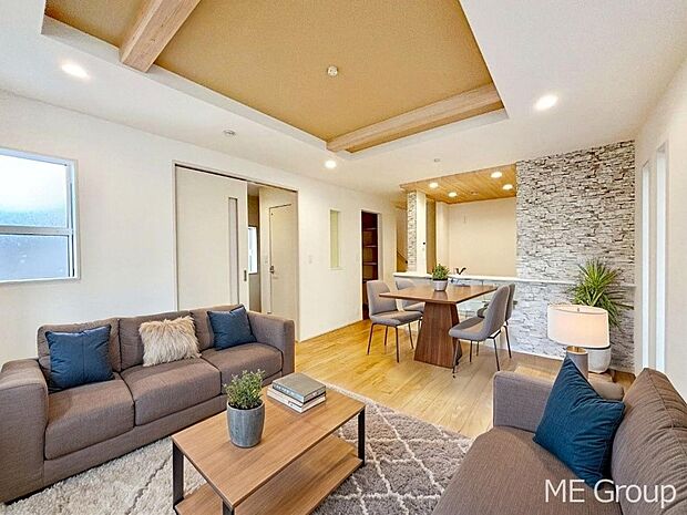 ご家族の賑やかな話し声で包まれる明るいリビング  ※家具はCGです