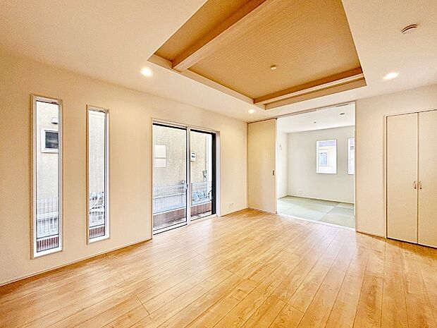 明るい陽光が注ぎ、寛ぎの雰囲気に満たされるリビング・ダイニング。