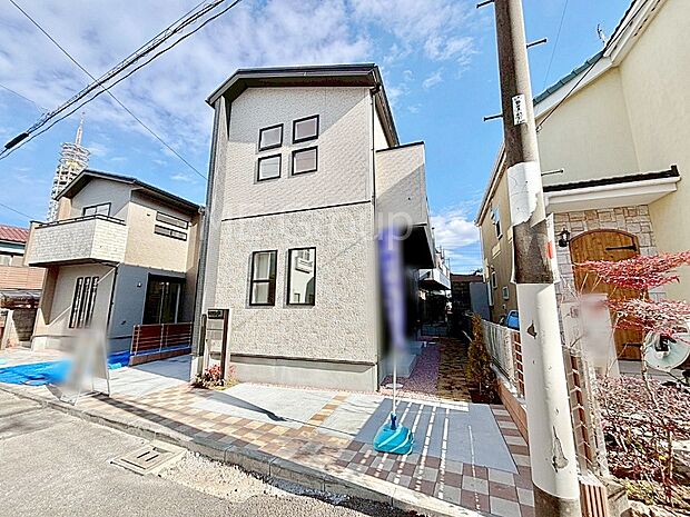 洗練された外観、上質な住空間が広がる室内は永く安心して過ごせる住居です。