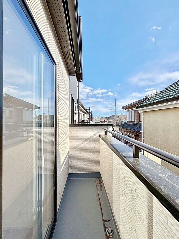 暖かな陽光が降り注ぐバルコニーはお洗濯におすすめ。爽やかな風も心地よいです。