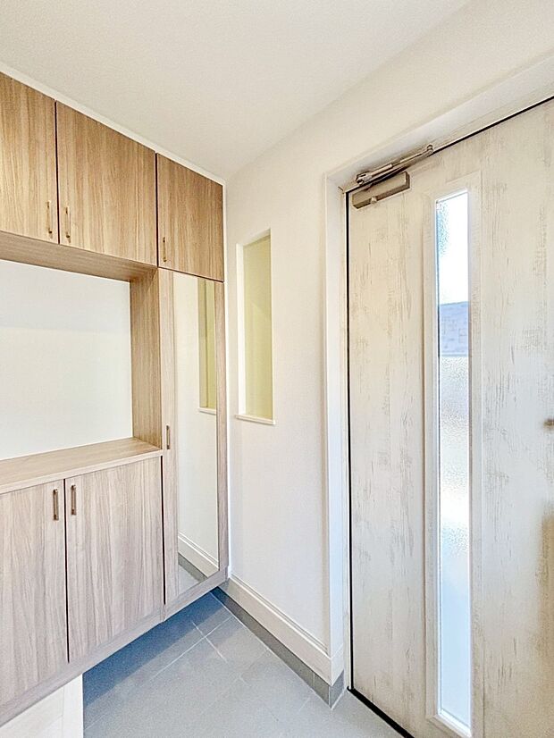 ガラススリットの入った玄関ドアが室内に光を届けてくれます