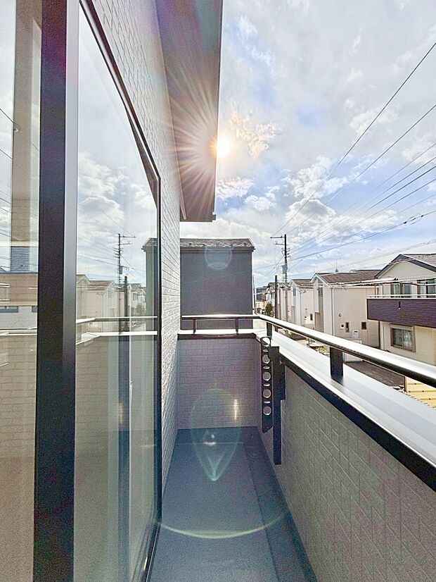 ゆったりバルコニーだから沢山お洗濯ものを干せます。