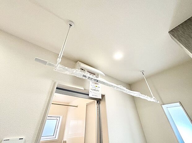 室内物干しポール。梅雨や花粉の時期に大活躍します。