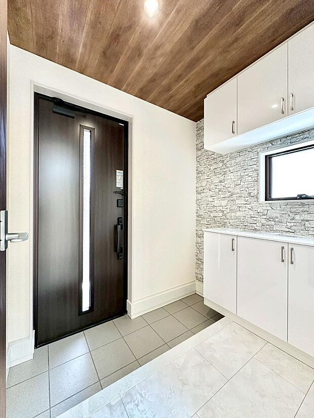 明るい玄関はお客様をお出迎えするのにぴったりです！ 