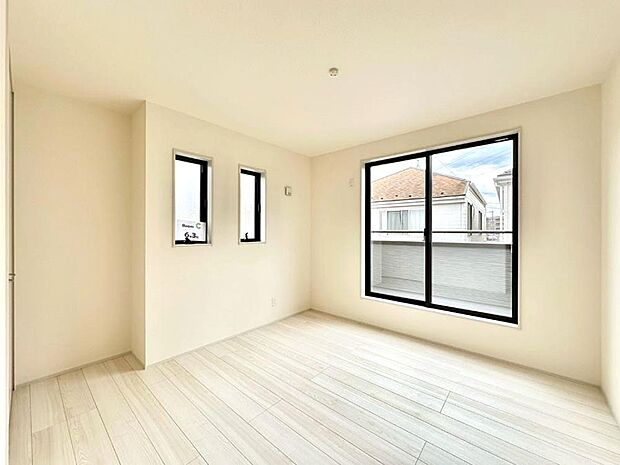 2面採光で気持ちよく自然光が取り入れられるのでお子様のお部屋にもピッタリ