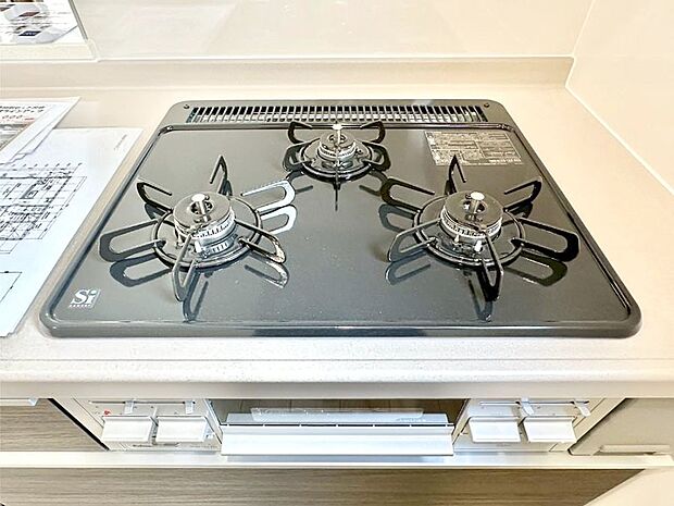 ガスコンロはＳｉセンサー搭載。火力調節や焦げ付き・消し忘れも防いでくれます。