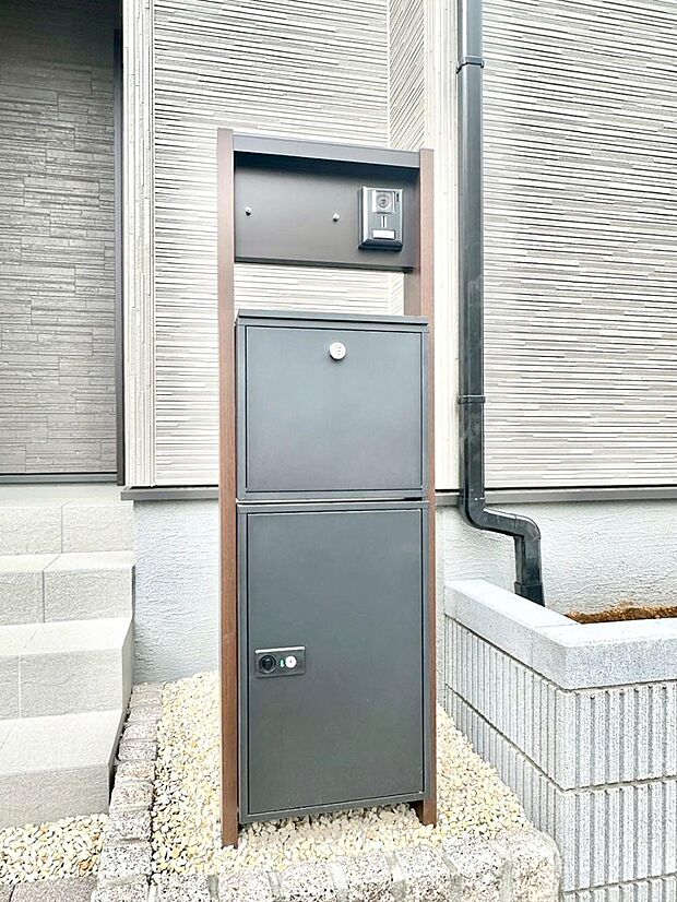 シンプルデザインのポスト。