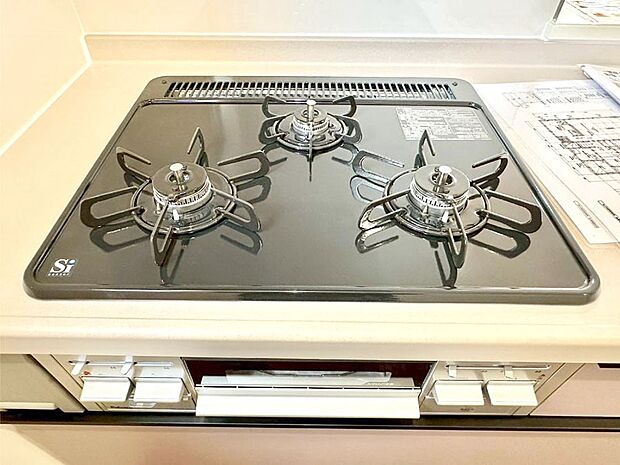 ガスコンロはＳｉセンサー搭載。火力調節や焦げ付き・消し忘れも防いでくれます。