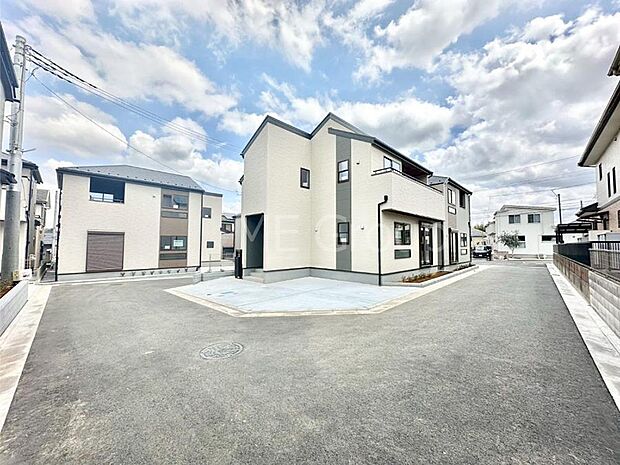 前面道路はきちんと整備されています  