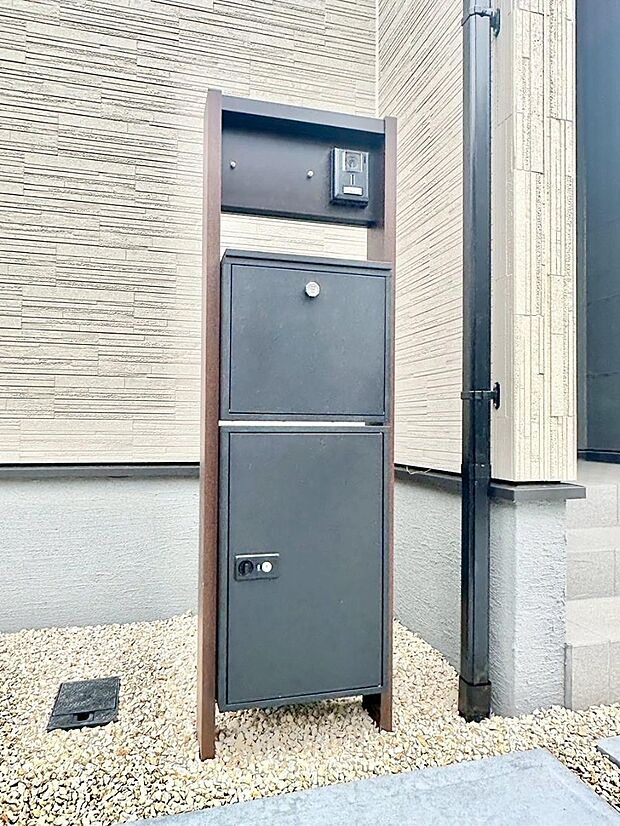 シンプルデザインのポスト。