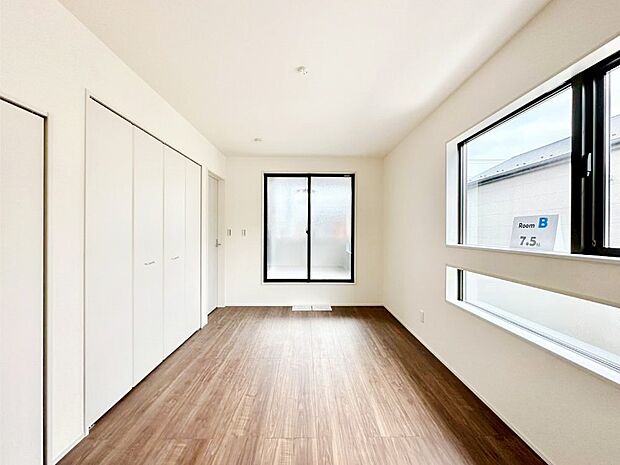 明るいバルコニーサイドに洋室を設置。目覚めの良い寝室に。 　