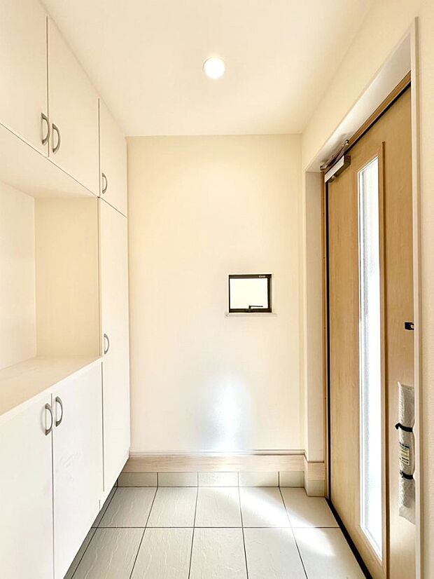 明るい玄関はお客様をお出迎えするのにぴったりです！ 