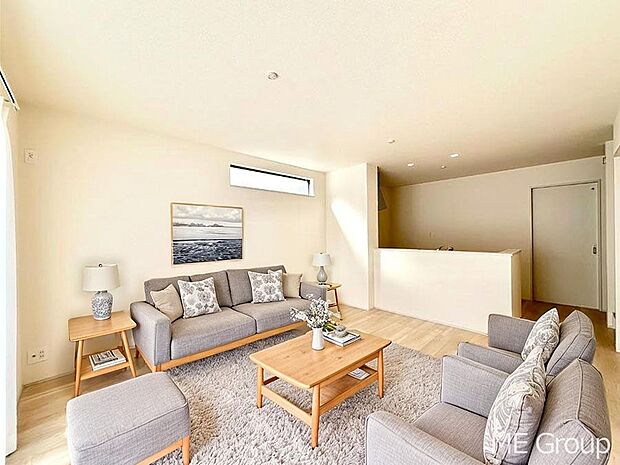 ご家族の賑やかな話し声で包まれる明るいリビング ※家具はCGです