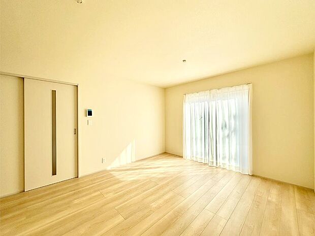 大きな窓からたっぷりの陽光と風を感じられるリビング