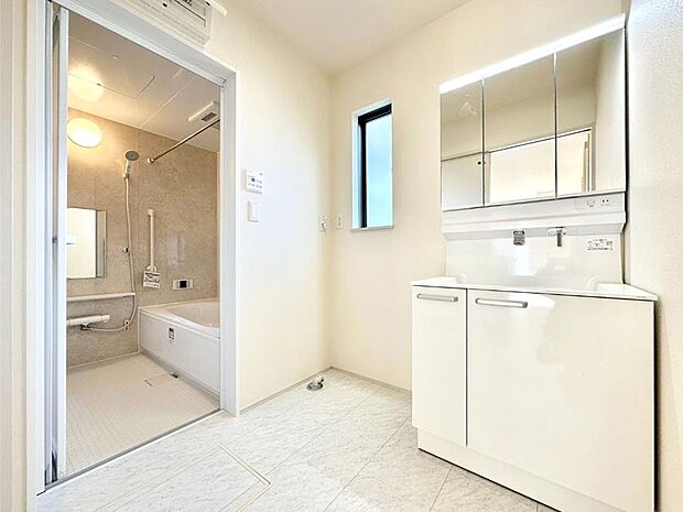 明るい洗面所は毎朝の身支度も楽しくできちゃいそうです。