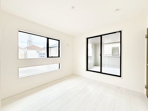 バルコニーが開放感をプラスしてくれる洋室