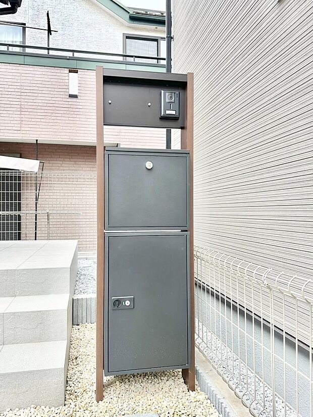 表札・インターホン・ポスト・宅配BOXをひとつに集約。エントランスになじむシンプルデザイン。