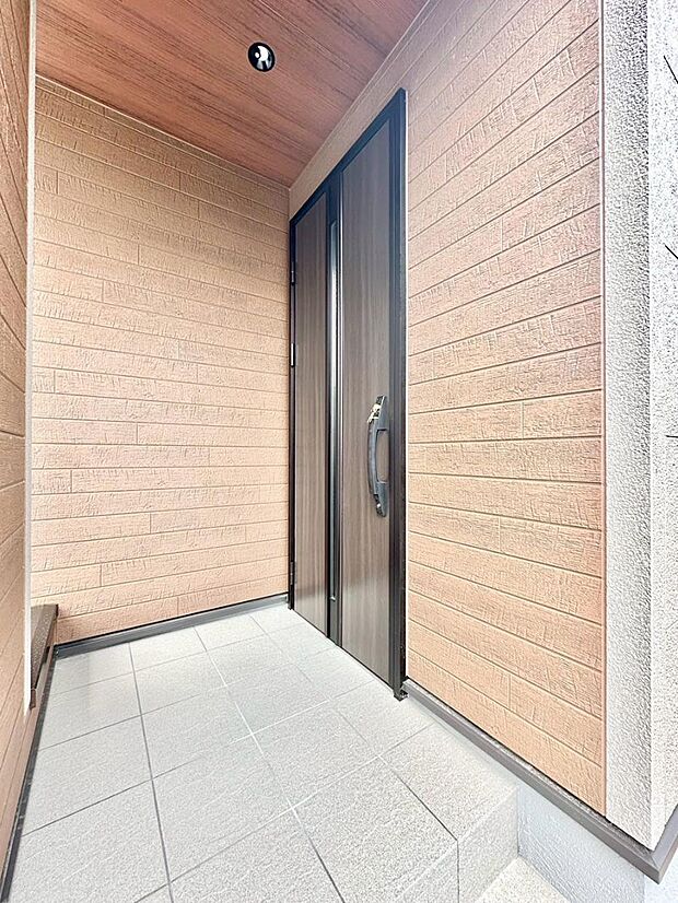 大切な家族、来客を出迎える玄関。